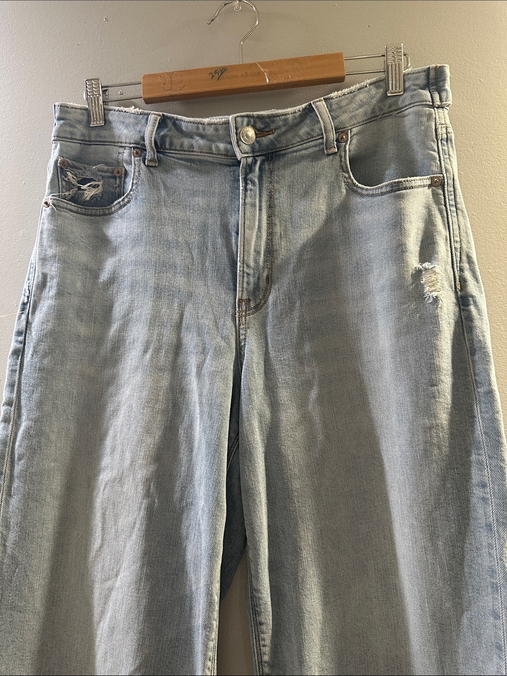American Eagle Outfitters Light Blue Wide-Leg Jeans with Raw Hem - Picture 2 of 9